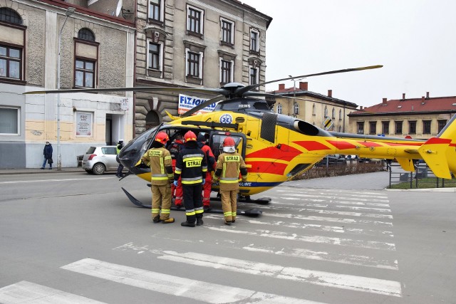 Załoga LPR została wezwana w czwartek do Czechowic-Dziedzic, by pomóc 82-letniej kobiecie. Maszyna LPR lądowała w centrum miasta.Zobacz kolejne zdjęcia. Przesuwaj zdjęcia w prawo - naciśnij strzałkę lub przycisk NASTĘPNE