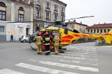 Czechowice-Dziedzice. Wypadek na poczcie. Zasłabła 82-letnia kobieta. LPR lądował na płycie dworca. Wstrzymano ruch w centrum