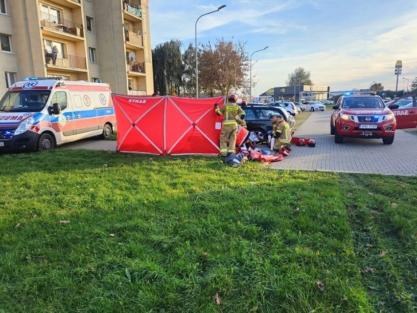 Śmierć na parkingu przy Osiedlu Wyszyńskiego w Nowym Dworze Gdańskim. Mężczyzna uwięziony pod autem mimo pomocy zmarł