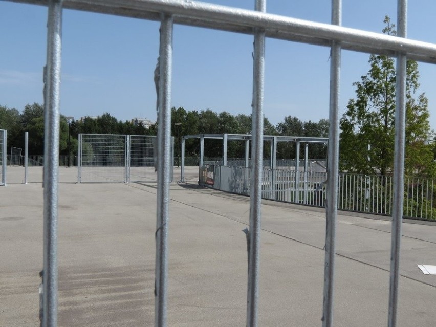 Przed stadionem we Wrocławiu oddzielą kibiców barierami