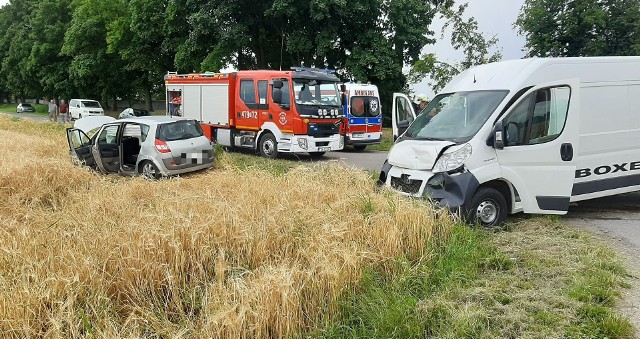 Dwie osoby ucierpiały w wypadku, kt&oacute;ry wydarzył się w czwartek w miejscowości Goźlice w powiecie sandomierskim. Z naszych wstępnych ustaleń wynika, że 68-letni kierowca osobowego renaulta wymusił pierwszeństwo i zderzył się z dostawczym peugeotem, kierowanym przez 39-latka - wyjaśnia Paulina Kalandyk, rzecznik prasowy komendanta powiatowego policji w Sandomierzu. Obaj kierujący byli trzeźwi. Do szpitala przewieziono 15-letnią pasażerkę busa oraz 48-letniego pasażera renaulta.Na kolejnych slajdach zdjęcia z wypadku