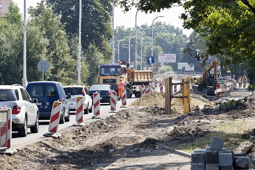 Wrocław: Trwa remont Zwycięskiej. Skanska chce zdążyć przed zimą (ZDJECIA)