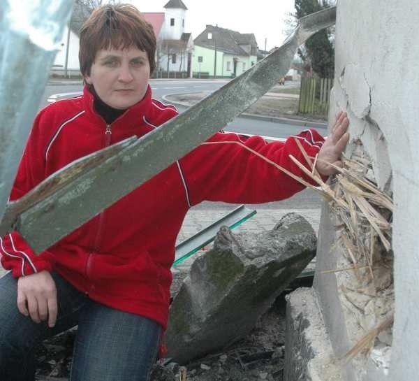- Samochód trochę wyhamował na stojącym przed domem słupku i tablicy, ale i tak rozbił ścianę w naszym domu - mówi Beata Czuk z Siercza