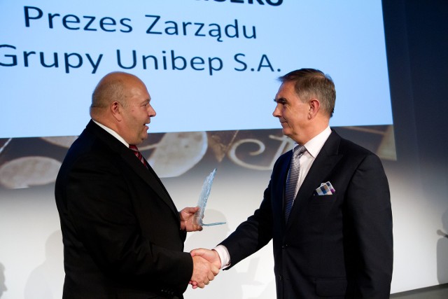 Nagrodę - tytuł Menedżera Roku 2011 - wręczał Janowi Mikołuszce (z prawej) Witold Karczewski, prezes firmy Contractus, prezes Izby Przemysłowo-Handlowej w Białymstoku, Menedźer Roku 2010.