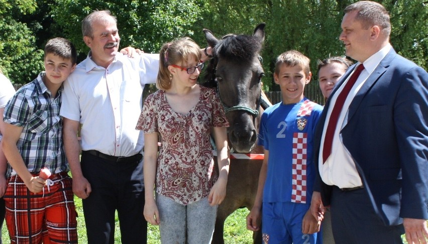 Gość honorowy festynu w Cudzynowicach, starosta kazimierski...