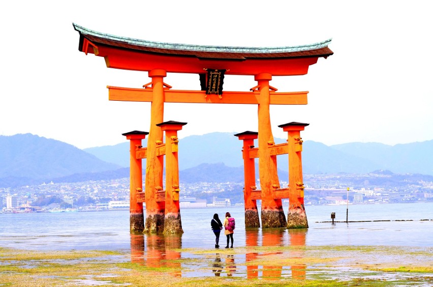 Torii, czyli symboliczna brama świątyni Itsukushima na...