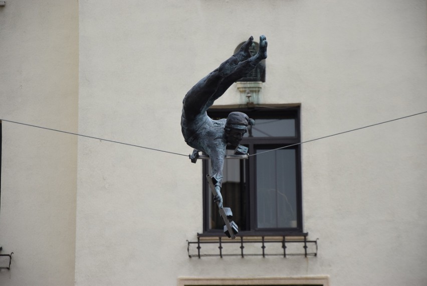 Nowa balansująca rzeźba jest autorstwa Jerzego Kędziory