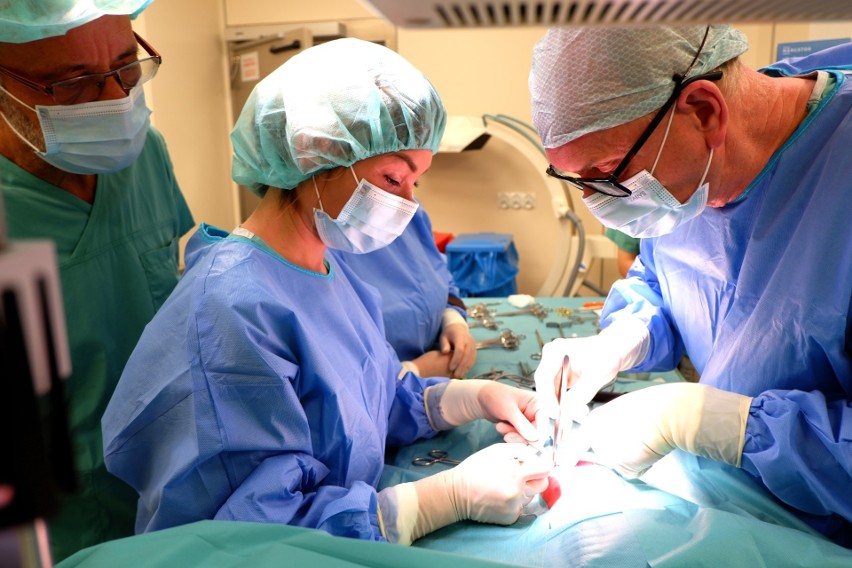 W szpitalu w Koszalinie przeprowadzono rzadki zabieg operacyjny u dziecka z wadą wrodzoną [ZDJĘCIA]