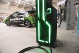 Samochód elektryczny. Polscy kierowcy zmieniają podejście do aut na prąd? 