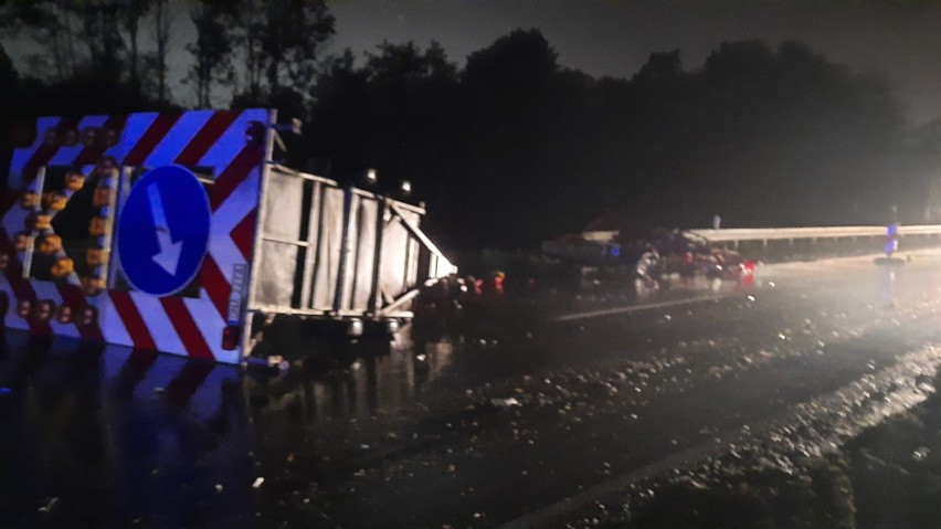 Kłopoty na autostradzie A4 na Dolnym Śląsku. Wypadek i zepsuta ciężarówka 