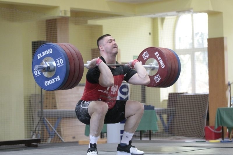 Sztangę dźwiga zwycięzca zawodów Arkadiusz Michalski