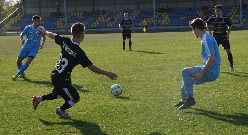 Lechia Sędziszów Małopolski (niebieskie stroje) przegrała z...