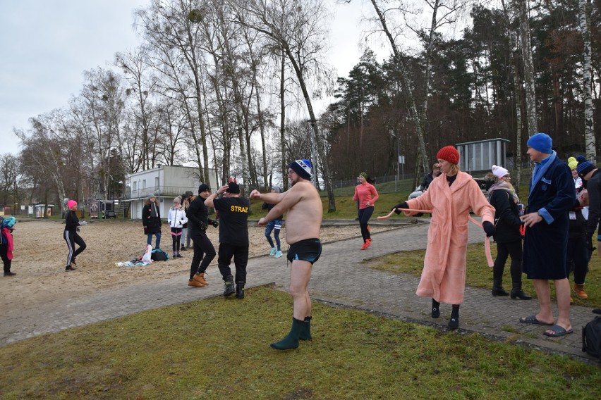 W samo południe nad jeziorem Lipie było wielkie morsowanie...