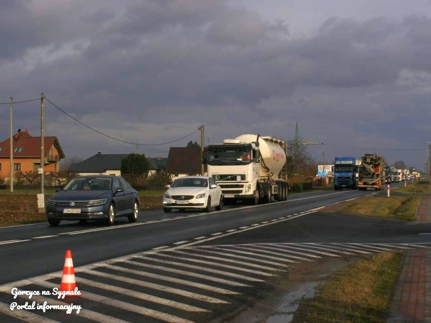 W Gorzycach na drodze krajowej 77 zderzyły się dwa samochody. Ratownicy udzielili pomocy poszkodowanym