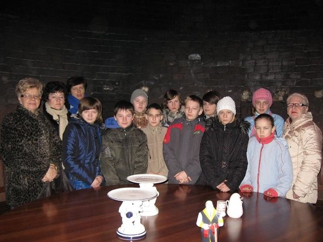   Dzieci z Glinian i ich opiekunowie zauroczeni byli porcelaną produkowaną w Ćmielowie.