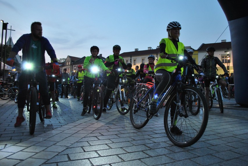 Ponad 300 rowerzystów wyjechało na trasę nocnego rajdu w...