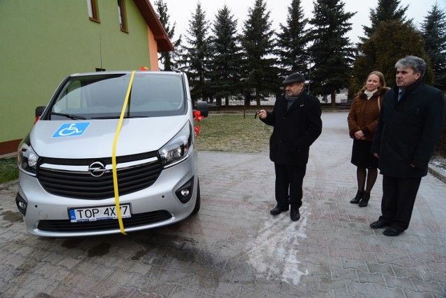 Opel przekazany dla Domu Pomocy w Zochcinku.