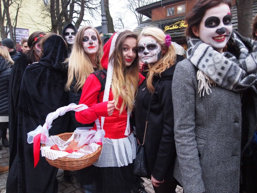 Zakopane. Maturzyści zatańczyli poloneza na Krupówkach [ZDJĘCIA,WIDEO]