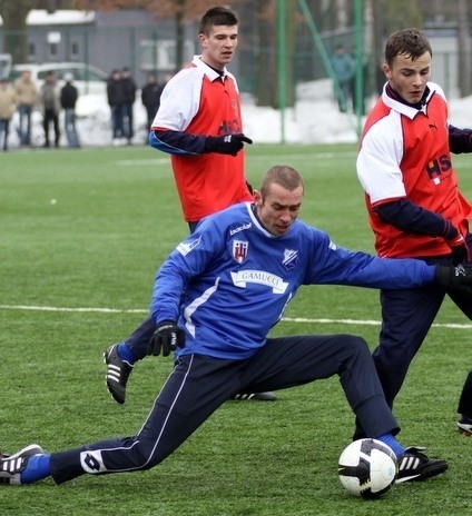 Marcin Adamczyk (przy piłce) wierzy, że szybko wróci do zdrowia, regularnych treningów i gry.