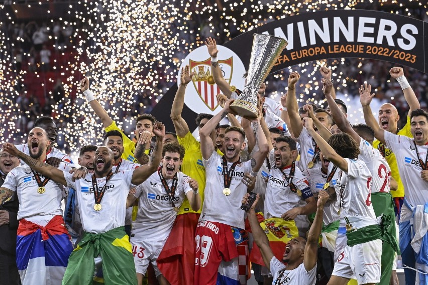 Piłkarze Sevilli celebrują zdobycie Ligi Europy 2023 na...