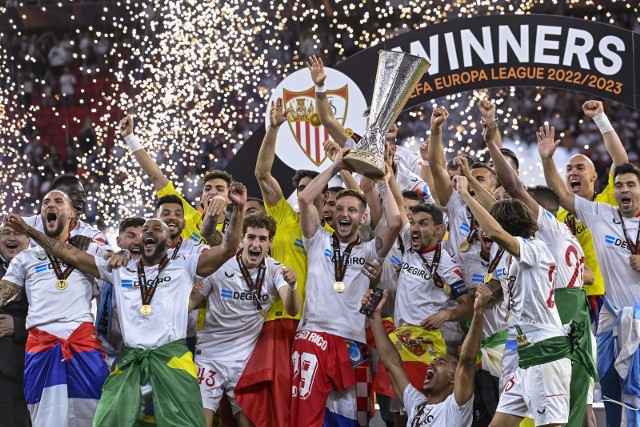 Piłkarze Sevilli celebrują zdobycie Ligi Europy 2023 na Puskas Arena w Budapeszcie