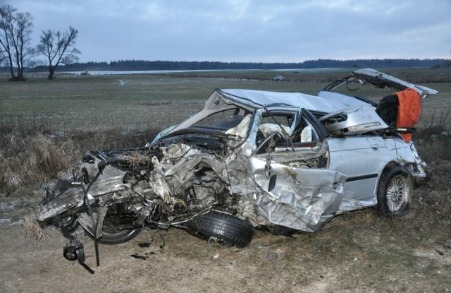 Na skutek wypadku ciężko ranny mężczyzna został przewieziony do szpitala w Łomży. Jak doszło do zdarzenia i jakie były jego szczegółowe okoliczności wyjaśniają teraz policjanci z Kolna.