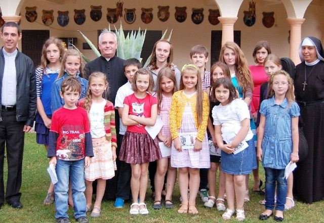 Pamiątkowe zdjęcie dzieci z opiekunami i księdzem Zbigniewem Staniosem- kustoszem sanktuarium