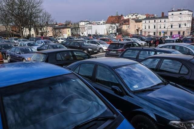 parking Urzędu Miasta GrudziądzkaZablokowany na urzędowym parkingu klient Urzędu Miasta nie mógł wyjść z kłopotu nawet z pomocą Straży Miejskiej