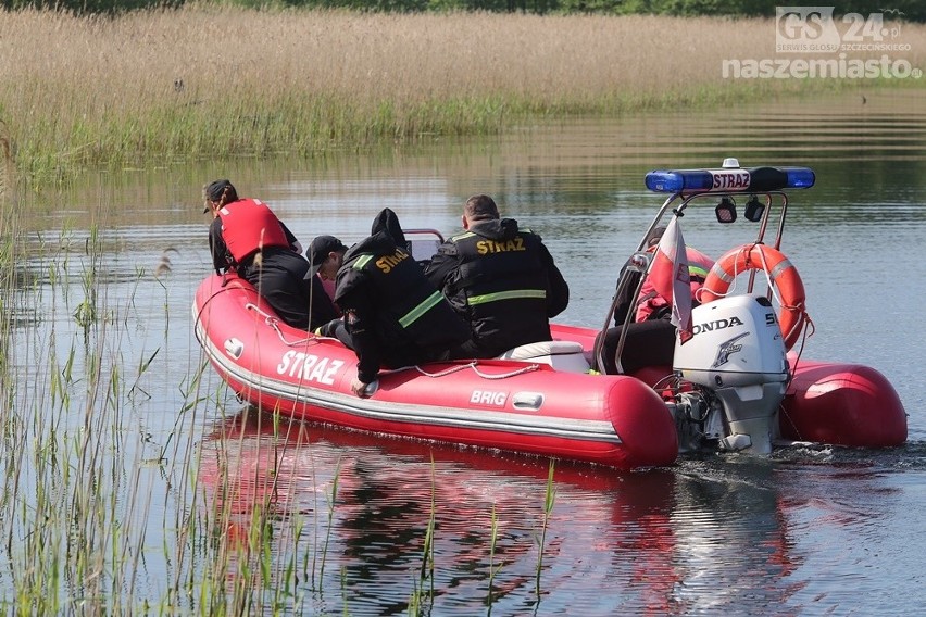 Na jeziorze wywróciła się łódka. Uratowano jedną nastolatkę. Trwają poszukiwania drugiej