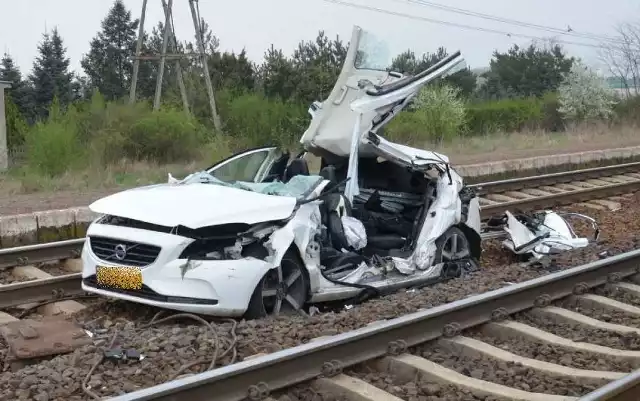 Dwie osoby zostały ranne w wypadku, do którego doszło w poniedziałek na przejeździe kolejowym w Pamiątkowie pod Szamotułami.