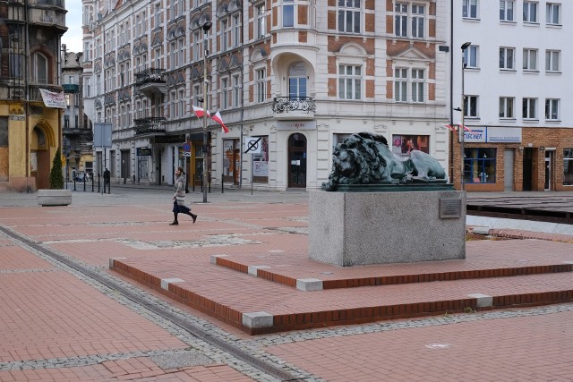 Na Rynku w Bytomiu na razie zielono nie jest, ale już wkrótce się to zmieni. Zobacz kolejne zdjęcia. Przesuwaj zdjęcia w prawo - naciśnij strzałkę lub przycisk NASTĘPNE >>>