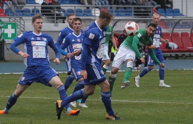 Leandro Rossi (z prawej) rozegrał w sobotę świetny mecz z Pogonią Siedlce - zdobył dwa gole i zaliczył asystę.