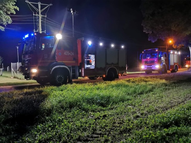 W nocy z niedzieli na poniedziałek nieznani sprawcy dokonali podpalenia opon na boisku w miejscowości Syrkowice pod Karlinem (powiat białogardzki). Do akcji gaśniczej ruszyły trzy zastępy straży pożarnej, dwa zastępy OSP Karlino i jeden zastęp OSP Daszewo.  Sprawne działania strażaków przyczyniły się do szybkiego opanowania sytuacji i ugaszenia pożaru.