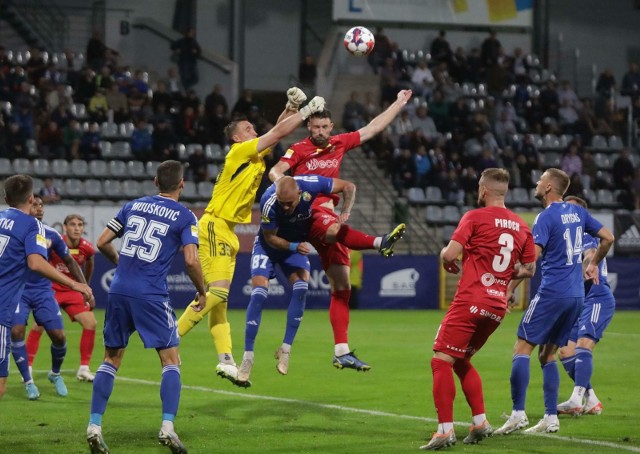 Zdjęcie archiwalne. W bezpośrednim meczu rozegranym w 9. Kolejce w Legnicy Odra wygrała 2:1 po golach Borji Galána i Rafała Niziołka.