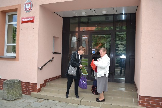 Panie z zarządu wspólnoty mieszkaniowej  -  Karolina Drzazga (z lewej) i Julianna Kostka przed  Sądem Rejonowym w Szubinie
