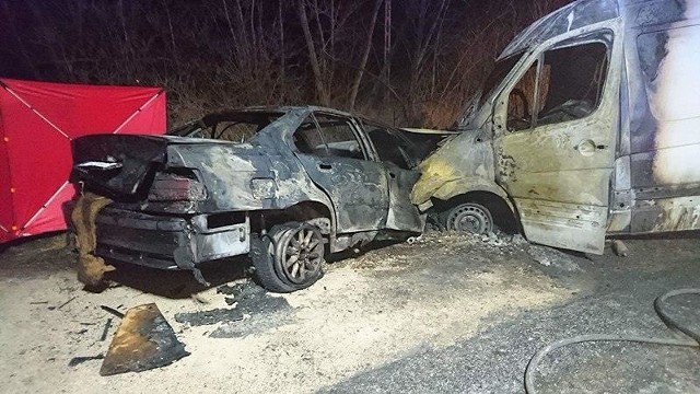 W wyniku zderzenia samochody uległy zapaleniu. Kierowca samochodu ciężarowego został ranny, a kierowca samochodu osobowego zginął w wypadku.Strażacy otrzymali zgłoszenie o wypadku w Wiktorowie (pow. włocławski) przed godz. 21. Na miejscu pracowały trzy zastępy straży pożarnej, policja. Droga była zablokowana.Przyczyny i okoliczności śmiertelnego wypadku wyjaśnią policjanci pod nadzorem prokuratury. Pogoda na dzień (15.03.2017)  | KUJAWSKO-POMORSKIE