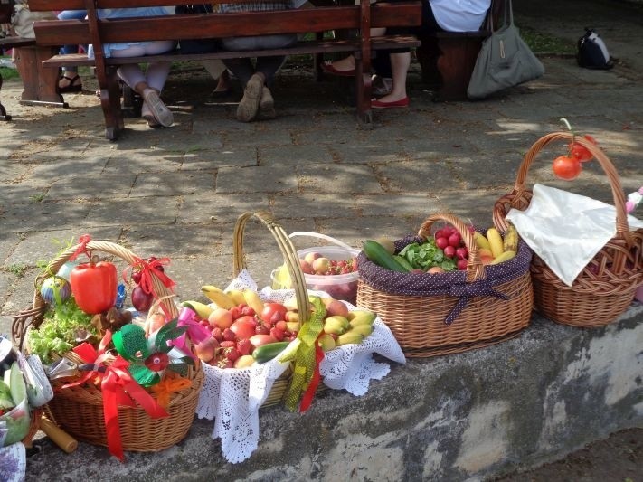 Młodzi działacze PCK w Radziejowie bawili się na pikniku, przygotowali kosze ze zdrową żywnością