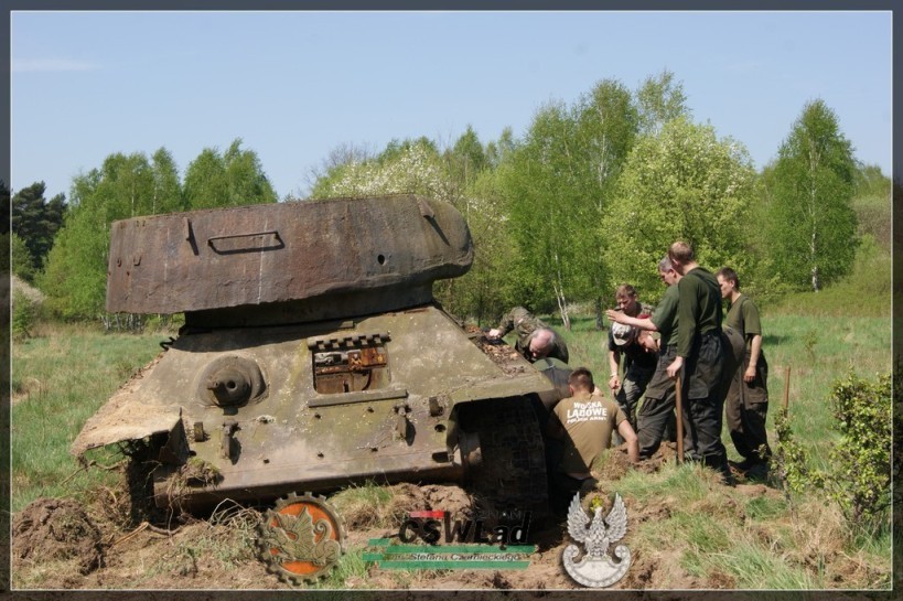 Poznań: Wyciągnęli zapomniany czołg z poligonu [ZOBACZ ZDJĘCIA] 