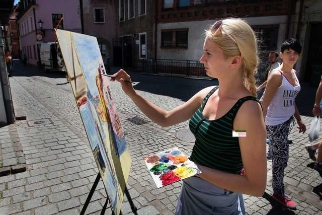Kornelia Bartos z Liceum Plastycznego w Zduńskiej Woli maluje przy ul. Podmurnej