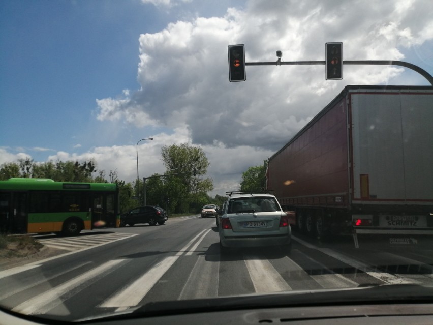 Z Naramowickiej nie można skręcić w prawo w Lechicką, w...