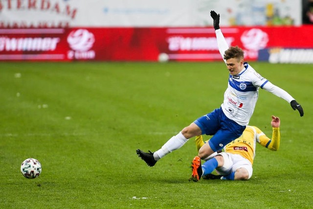 Wigry (na biało-niebiesko) zdobyły Lublin, wygrywając z Motorem 1:0