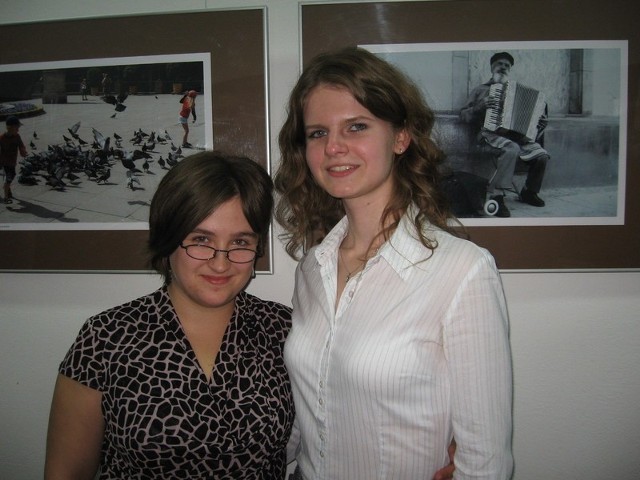 Marta Wiktoria Trojanowska &#8211; z lewej i  Klaudia Kornacka po prostu lubią ludzi. W tle fotografie Klaudii.