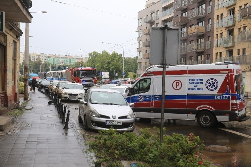 Wypadek dwóch aut na Jedności Narodowej. Zablokowane torowisko 