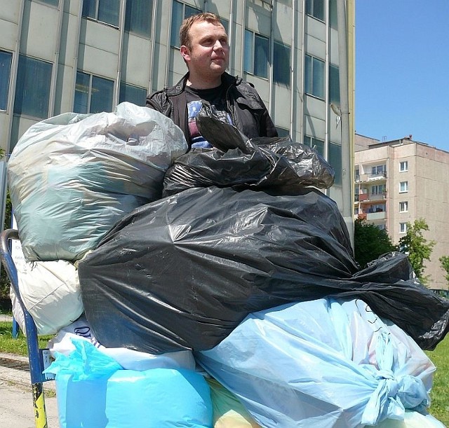 W imieniu kupców z kieleckiej Galerii Planty górę darów przywiózł Daniel Terlecki. - W poniedziałek będzie kolejny transport - zapewnił.