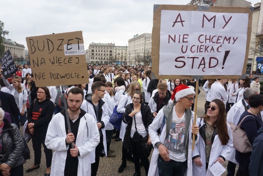 Lekarze rezydenci protestowali na pl. Wolności w Poznaniu