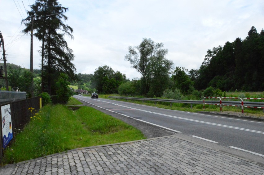 Chodnik przy drodze wojewódzkiej nr 964 w Czasławiu (na...