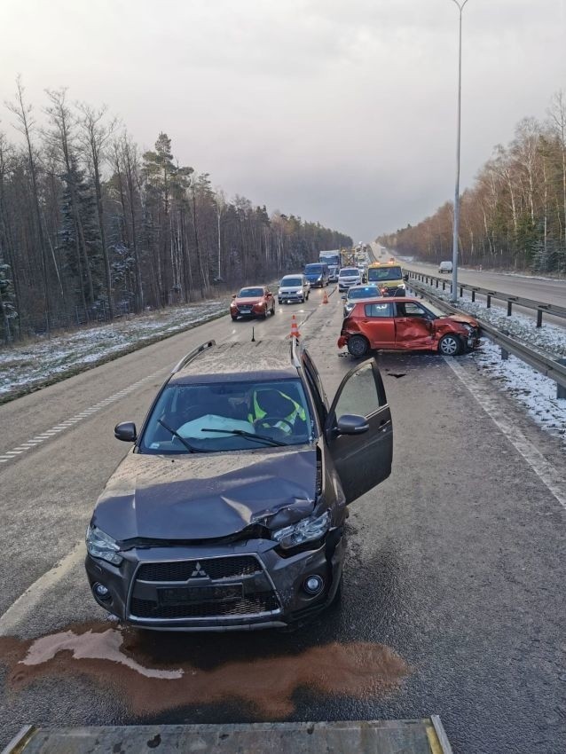 Zderzenie dwóch samochodów na S7 w Barczy. Pas w kierunku Krakowa był zablokowany