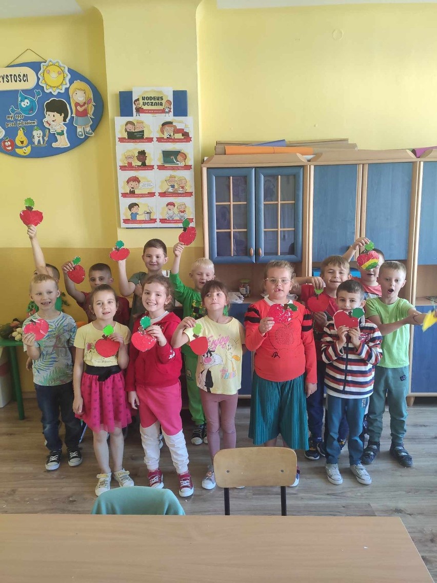 Radosny Dzień Jabłka w Przedszkolu i Publicznej Szkole Podstawowej w Iwaniskach. Zobacz zdjęcia