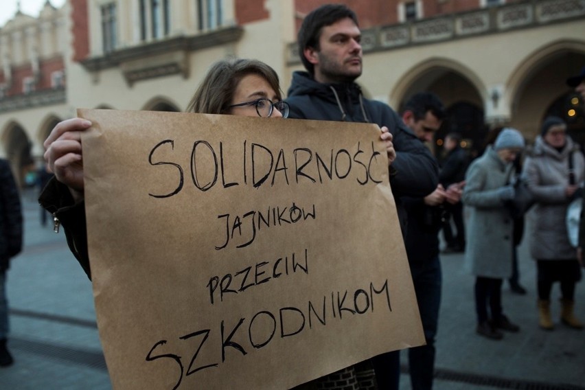 Kraków. Czarny protest w obronie konwencji antyprzemocowej [WIDEO, ZDJĘCIA]