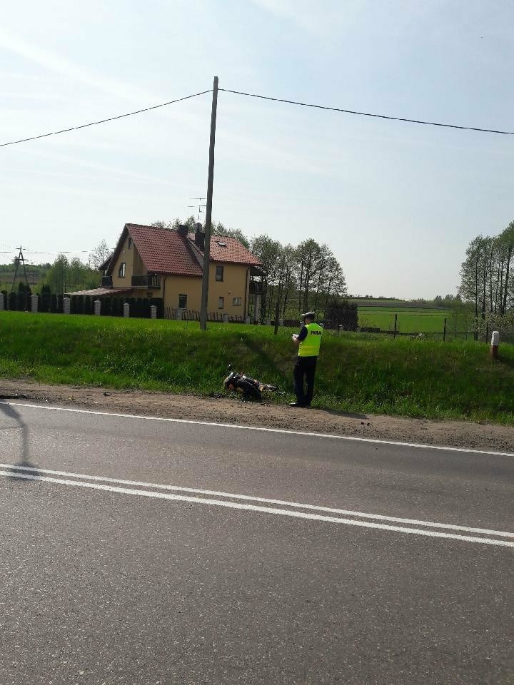 Piątnica. Motocyklista uderzył w opla i BMW. 33-latek trafił do szpitala (zdjęcia)